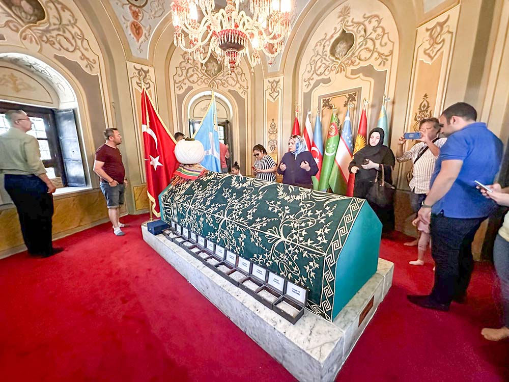 A tumba de Ertugrul, as bandeiras e as caixinhas com a terra dos territórios otomanos em torno 