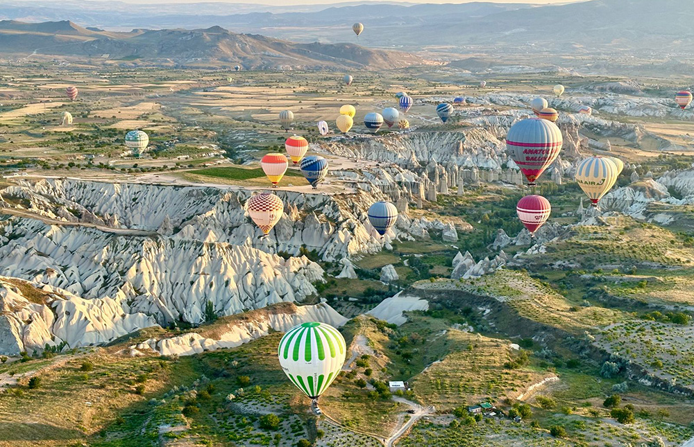 Balões sobrevoam a Capadócia, na Turquia