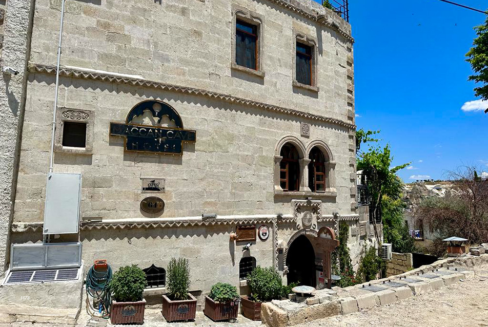 A fachada do Maccan Cave Hotel, em Goreme, Capadócia, Turquia