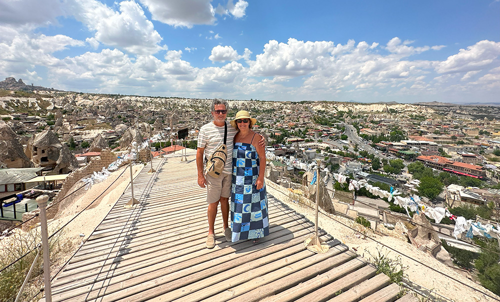 João Miguel e Sônia observando a cidade de cima, Goreme, Turquia