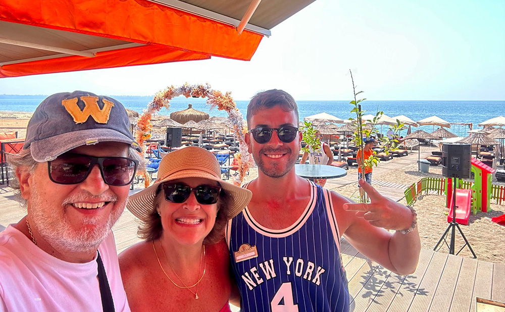 João, Sonia e o garçom do Bar Alabama, na Praia de Konyalti, Turquia