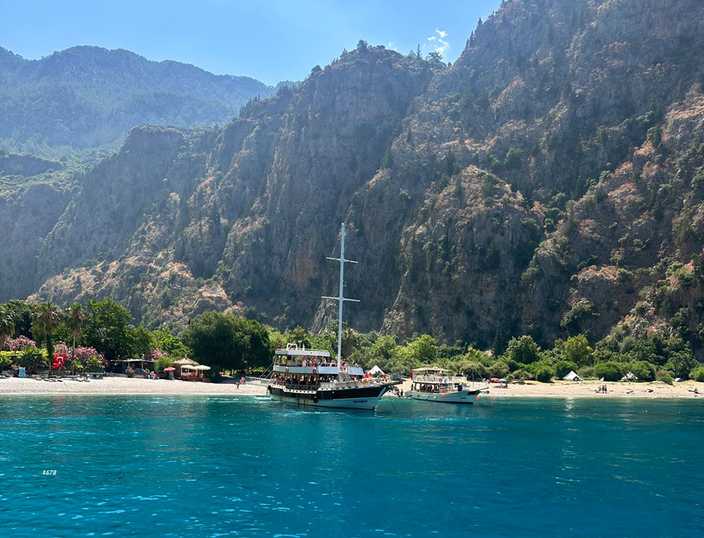 Barco grande e pequeno nos praias da Turquia