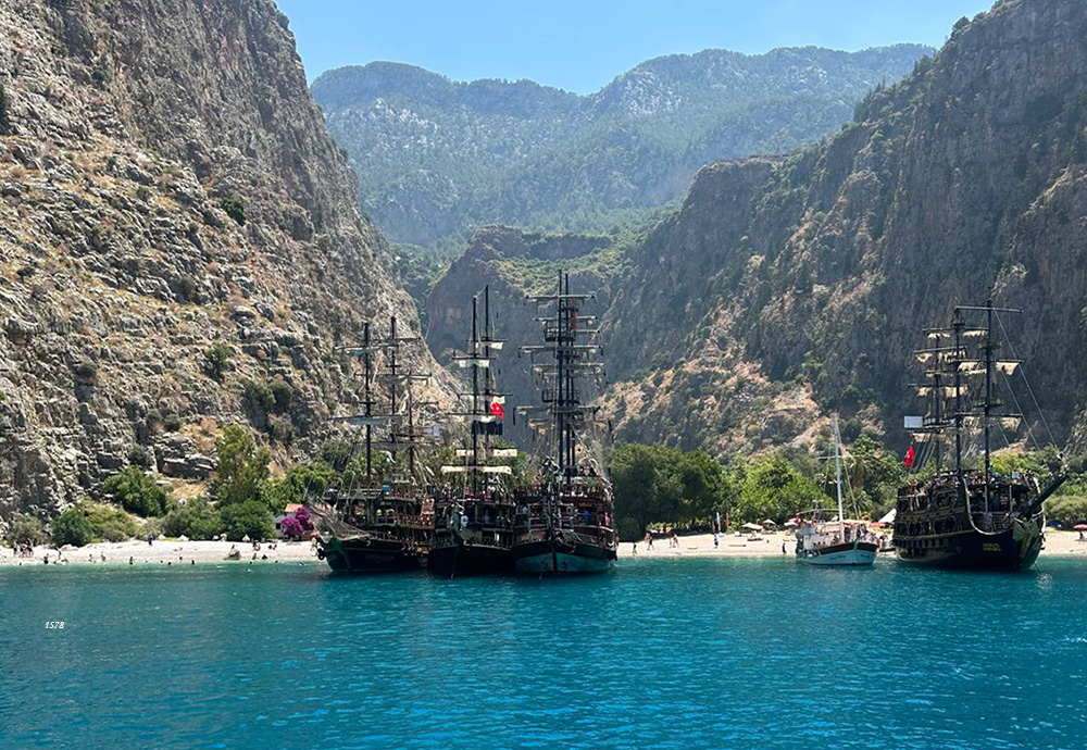Barcos de passeio numa ilha da Riviera Turca