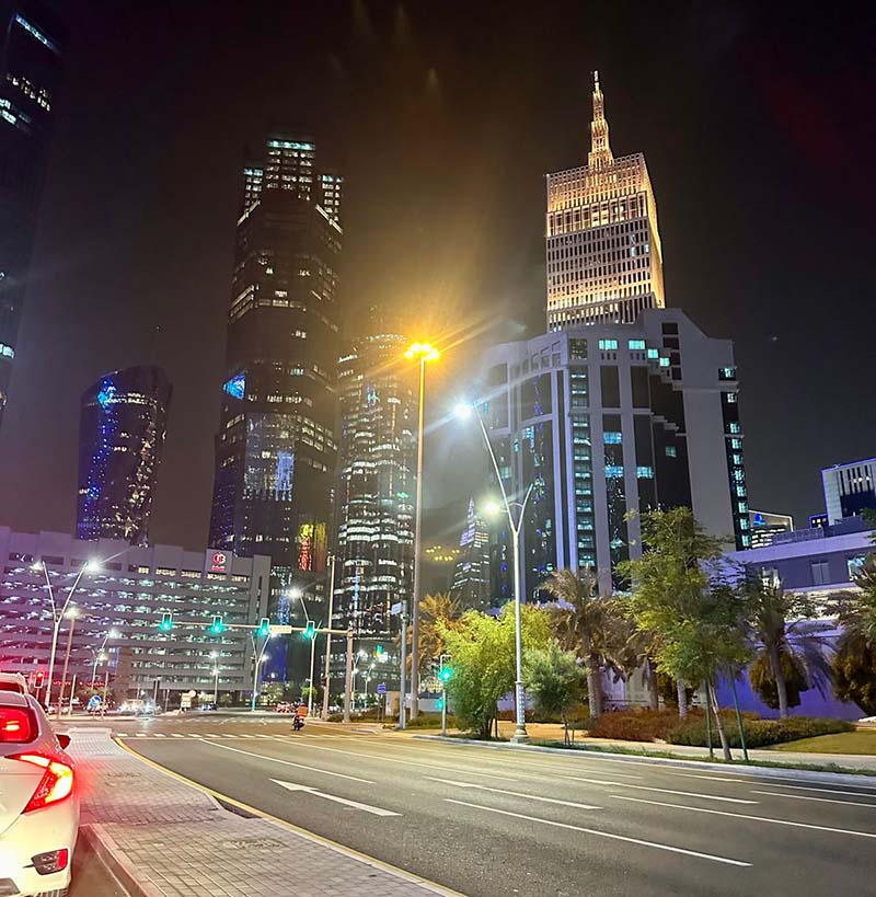 Prédios altos e iluminados, em Doha, Qatar