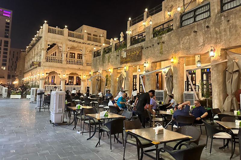 mesas do restaurante na porta, no Souq Waqif, em Doha, Qatar