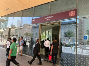 Acesso ao metrô no centro moderno da cidade, em Doha, Qatar