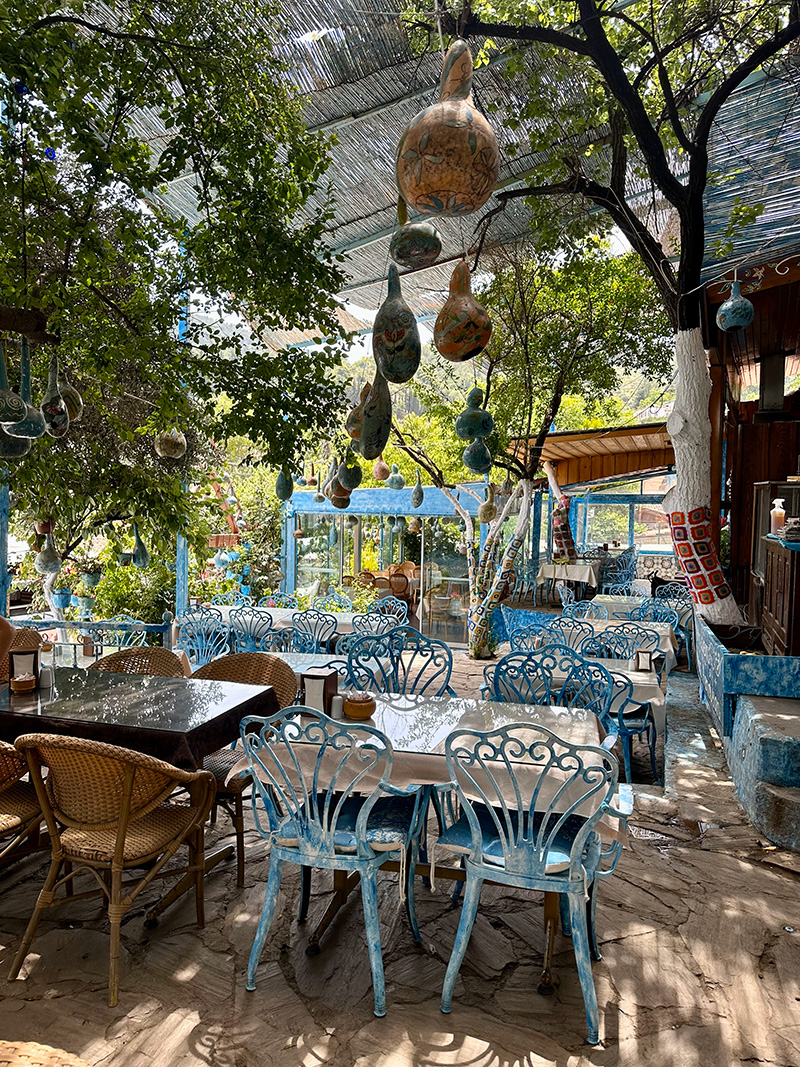 O ambiente decorado e arborizado do Siricem, em Sirince, Turquia