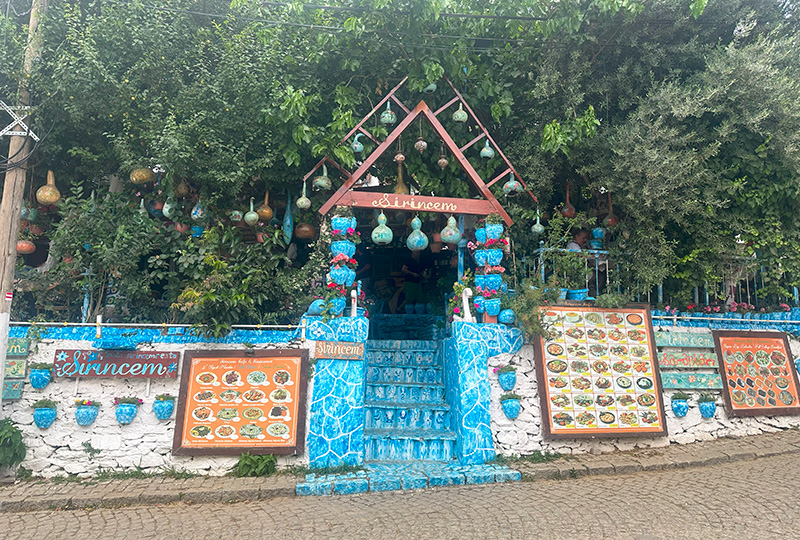 A colorida fachada do Sirincem, em Sirince, Turquia