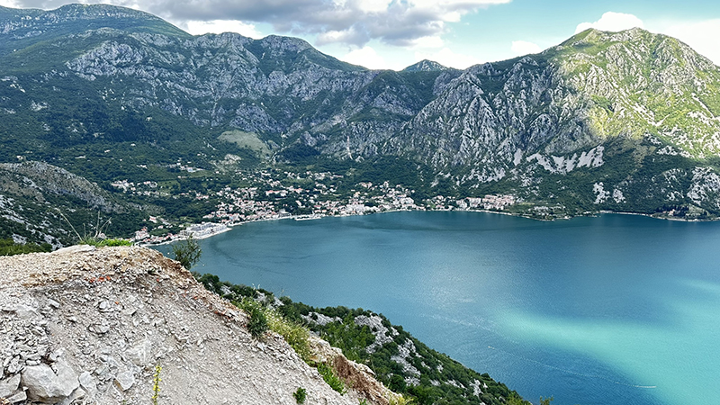 Baía de Kotor e as montanhas em torno