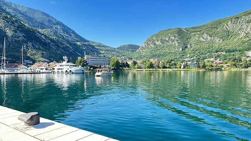 O mar de Kotor, em Montenegro