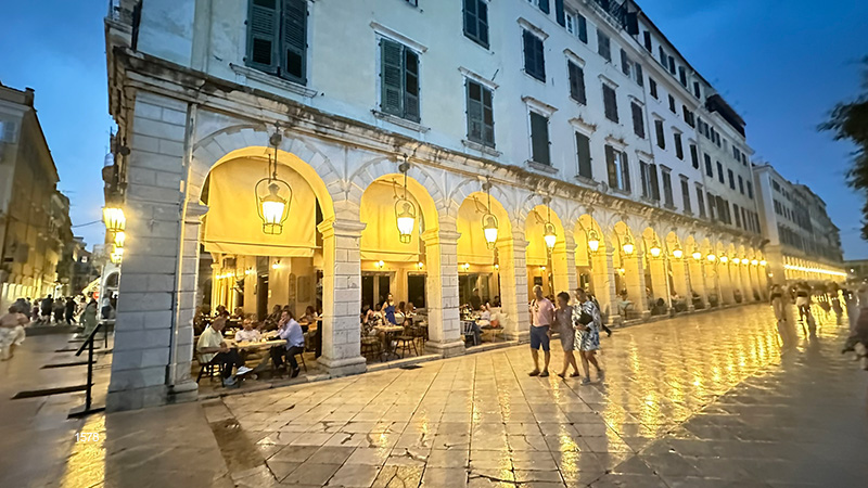 Liston à noite, em Corfu na Grécia