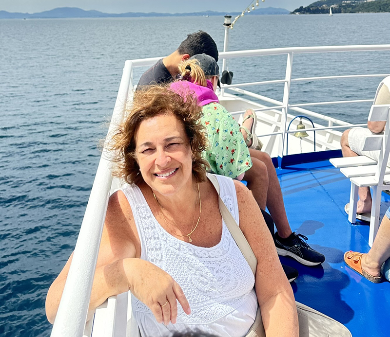 Sonia na balsa, a caminho de Corfu na Grécia