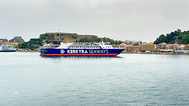 Ferryboat para Corfu na Grécia