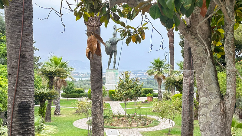 Estátua de Aquiles, no Palácio de Achilleion, olhando pra Corfu na Grécia.