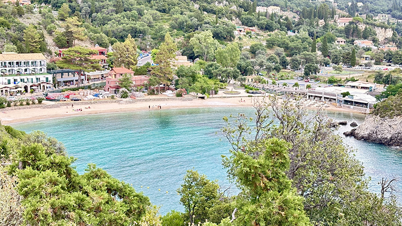 Paleokastritsa, uma entre as melhores praias de Corfu, na Grécia 