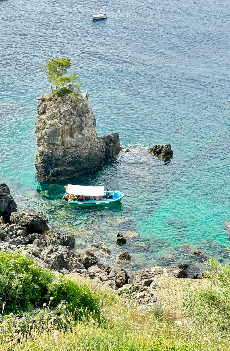 Paleokastritsa, uma entre as melhores praias de Corfu, na Grécia 