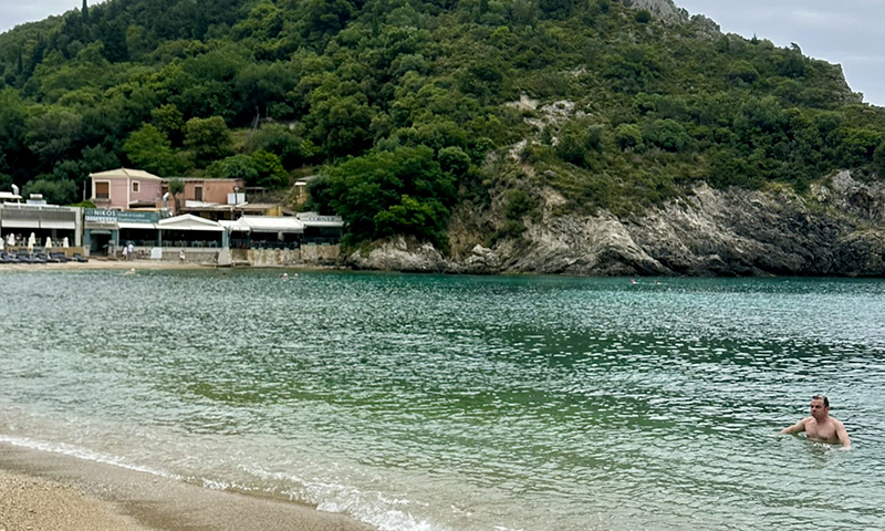 Praia Agios Spiridon, em Corfu, Grécia