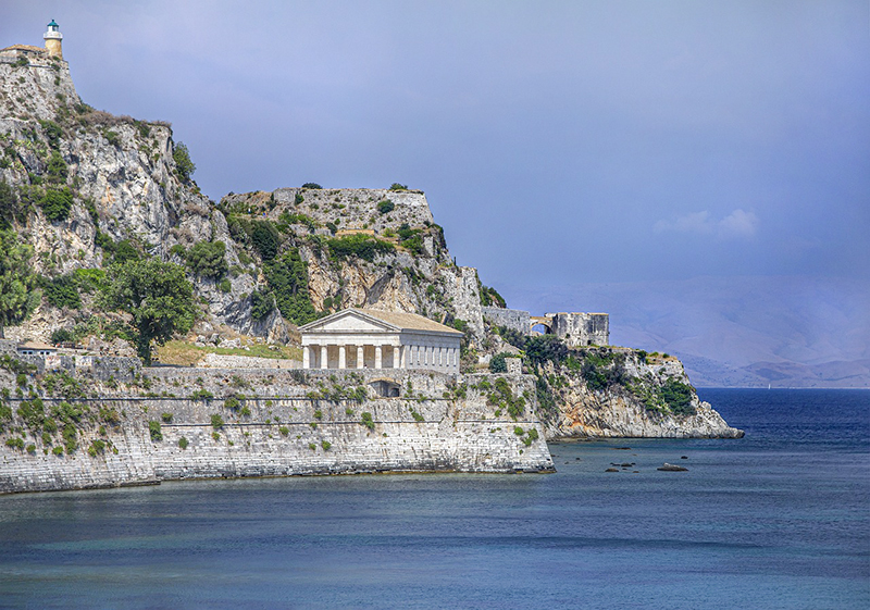 Fortaleza Velha e igreja de São Jorge em Corfu na Grécia