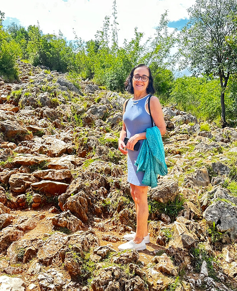 Claudia subindo a Colina das aparições em Medjugorje, Bósnia