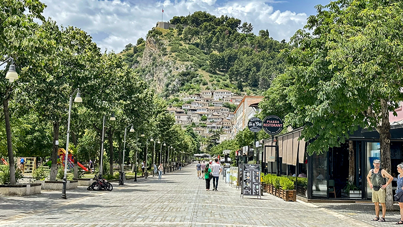 Bulevardi Republika, em Berat, Albânia