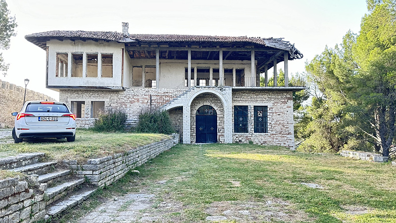 Casa otomana abandonada no caminho para o castelo de Berat, na Albânia