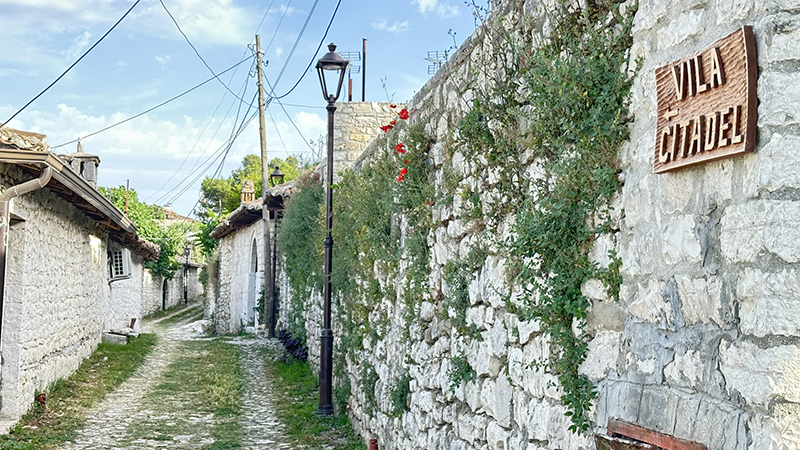 Subida para o Castelo de Berat, Albânia