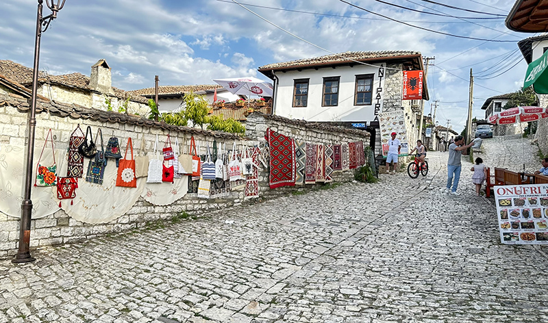 Subida para o Castelo de Berat, Albânia