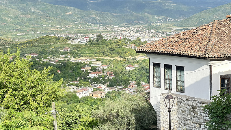 A cidade vista lá de coma do castelo. Berat, Albânia