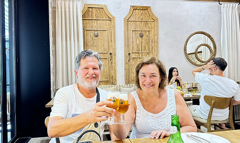 João e Sonia experimentando a cerveja mais popular de Berat, na Albânia