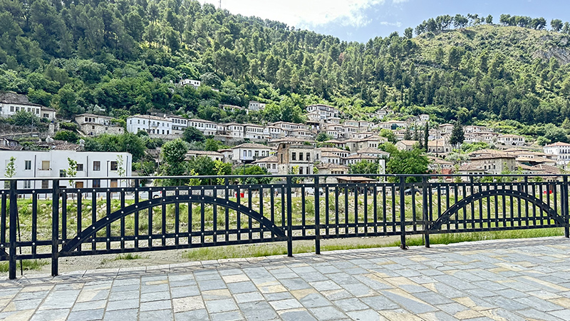 As casas e suas janelas em Berat, Albânia