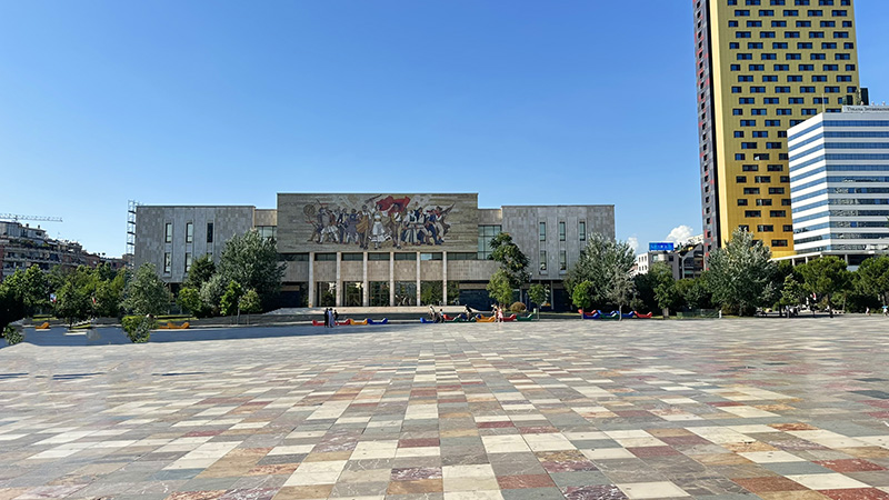 O piso da praça Skanderbeg, em Tirana, Albânia