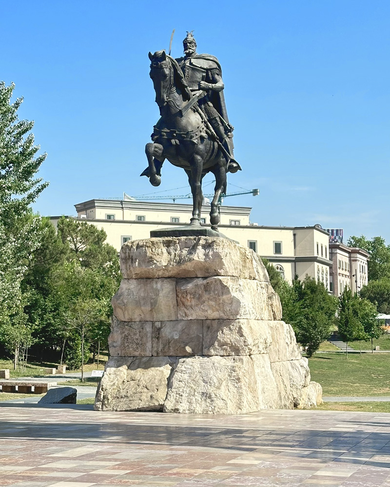 Skanderbeg no seu cavalo, em Tirana, Albânia