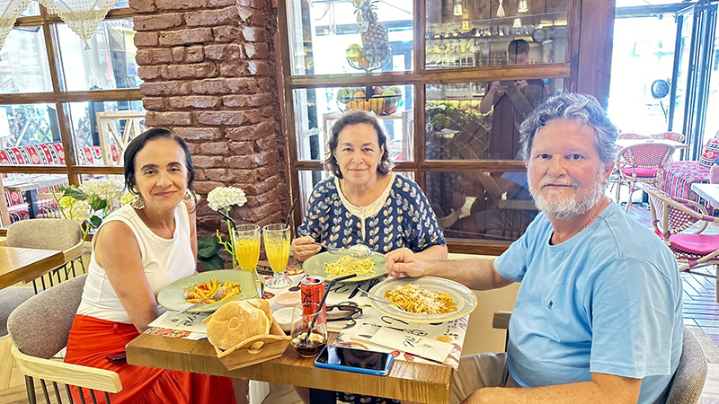 Claudia, Sônia e João Miguel no Nur Meals and More