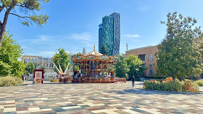 carrossel na praça Skanderbeg