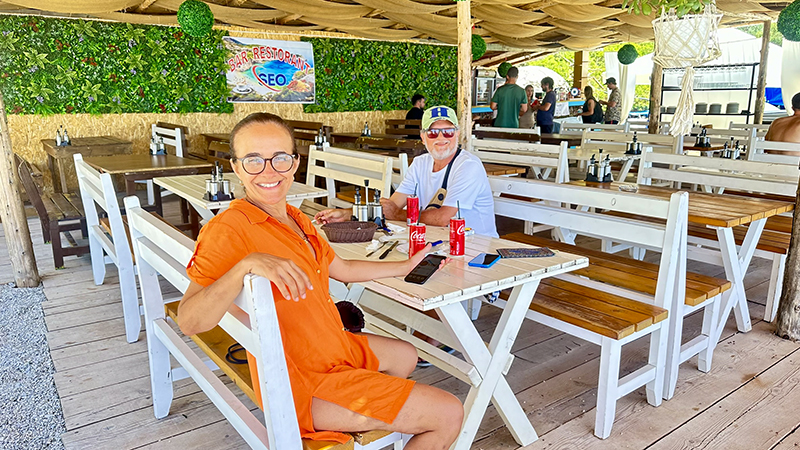Claudia e João Miguel no restaurante na Praia de Gjipe, na Riviera Albanesa Claudia e João Miguel no restaurante na Praia de Gjipe, Albânia