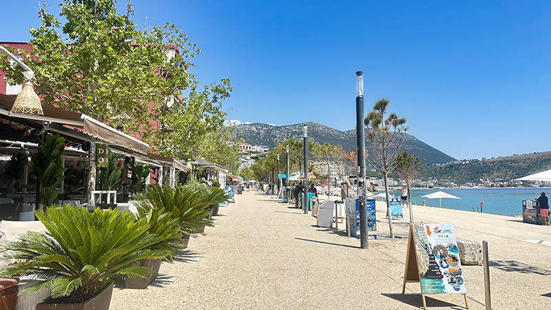 Restaurantes no Calçadão da Praia de Himarë, na Riviera albanesa Praia de Himare, Albânia