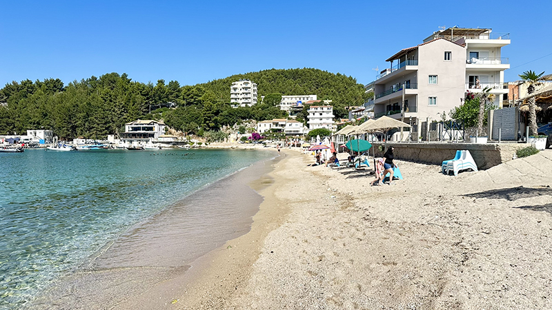 Praia de Himarë, na Riviera Albanesa Praia de Himarë, na Riviera Albanesa