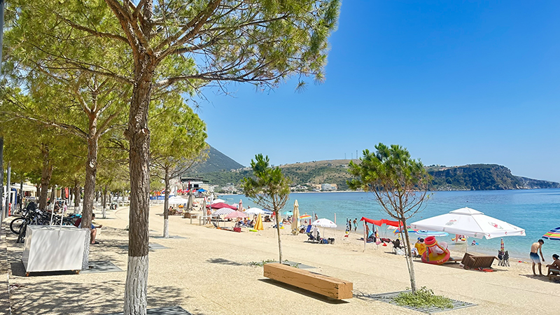 Praia de Himarë, na Riviera Akbanesa Praia de Himarë, na Riviera Albanesa
