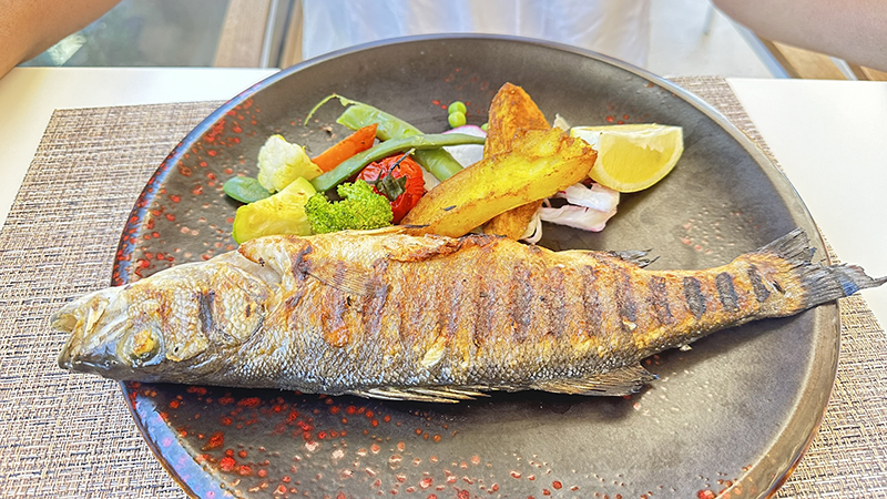 Peixe como almoço na Praia de Ksamil, na Riviera Albanesa Almoço na Praia de Ksamil, na Albânia