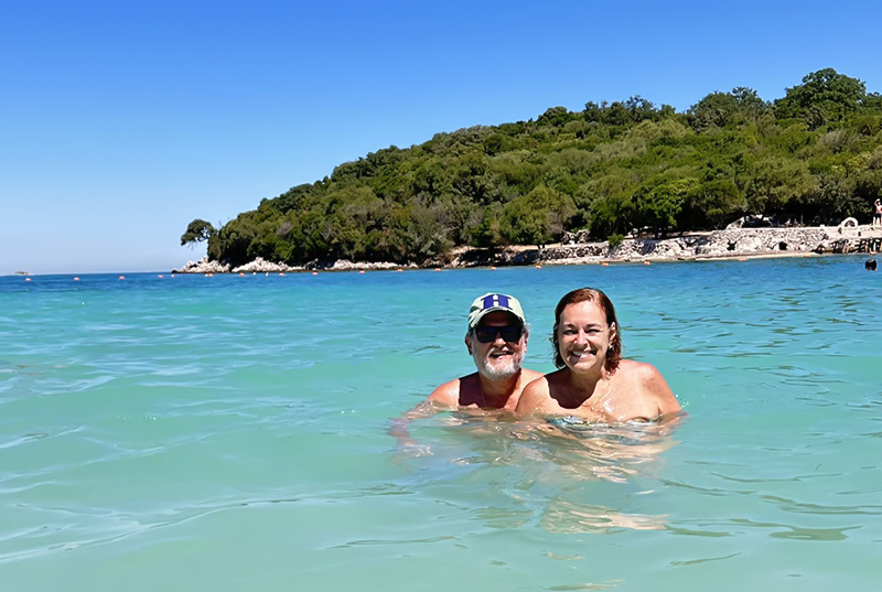 João Miguel e Sônia na Praia de Ksamil, na Albânia João Miguel e Sônia na Praia de Ksamil, na Albânia