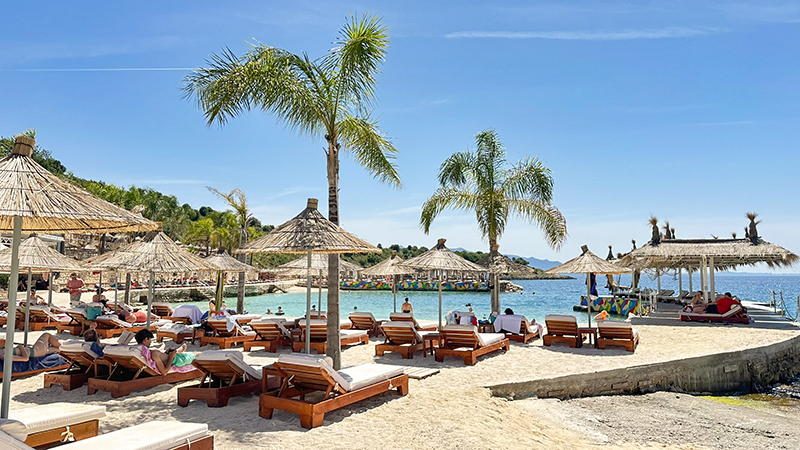 Praia de Mucobega, em Saranda, na Riviera Albanesa Praia de Mucobega, em Saranda, na Riviera Albanesa