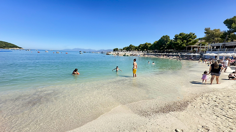 Praia de Mucobega, em Saranda, na Riviera Albanesa Praia de Mucobega, em Saranda, na Riviera Albanesa