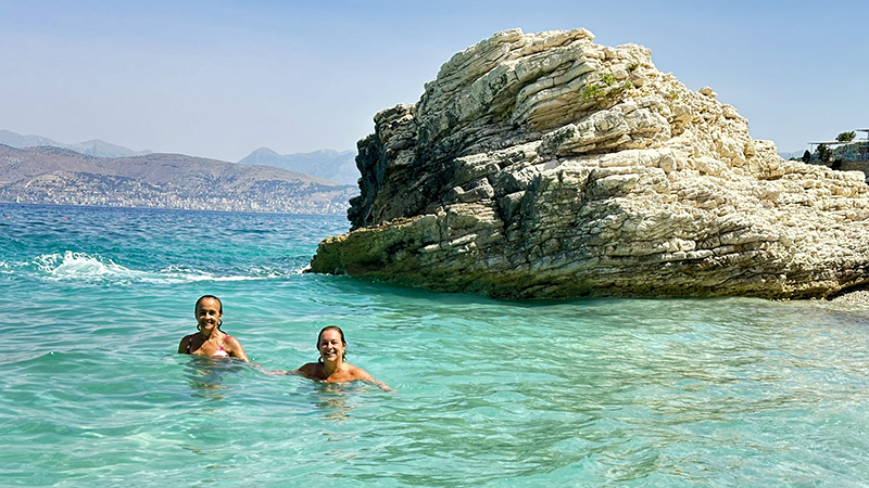 Banho de mar na Praia de Pulebardha, na Albânia Praia de Pulebardha, na Albânia