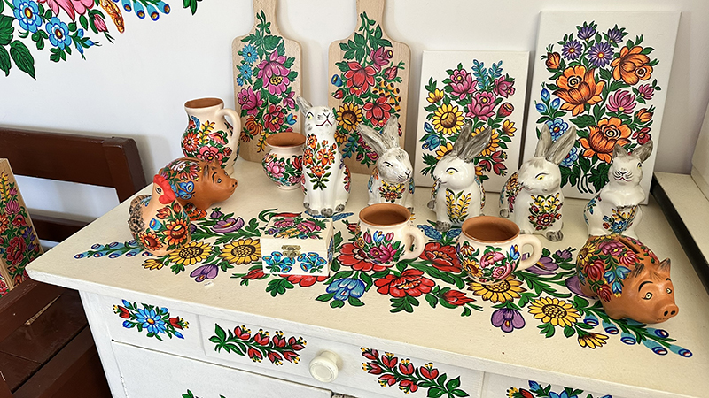 Lembrancinhas em argila e madeira, em Zalipie, Polônia Artesanato em Zalipie, Polônia