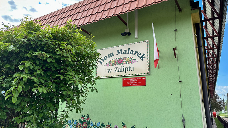 Zalipie: o vilarejo polonês que saiu de um conto de fadas 13 A placa na porta da Casa dos Pintores, em Zalipie, Polônia
