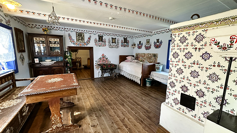 Zalipie: o vilarejo polonês que saiu de um conto de fadas 12 Sala e quarto em casa de Zalipie, Polônia
