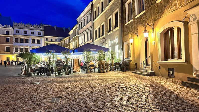 Lublin, Polônia: uma viagem pelos caminhos da história, da arte e do imaginário 16 Um dos restaurantes na Cidade Velha de Lublin, Polônia