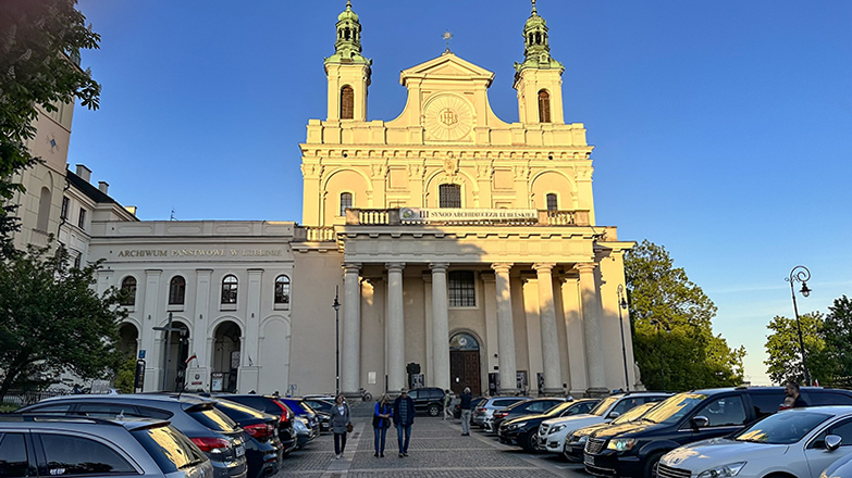 Fachada da Catedral de São João Batista e São João Evangelista e estacionamento, em Lublin, Polônia Catedral de São João Batista e São João Evangelista