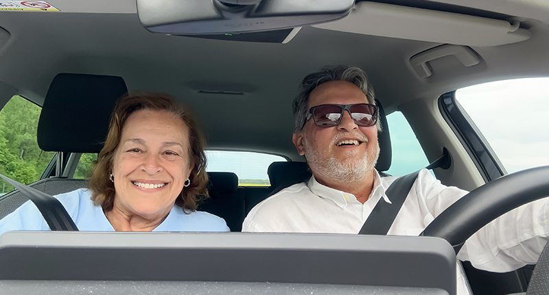 Sonia e João Miguel, a caminho de Lublin, Polônia Sonia e João Miguel, no carro, viajando