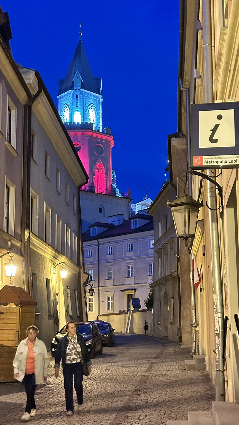 Torre Trinitária iluminada, à noite, em Lublin, Polônia Torre Trinitária em Lublin, Polônia